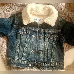 Old Navy 
Unisex Sherpa-Lined Non-Stretch Jean Jacket for Baby 
Medium wash
3-6M